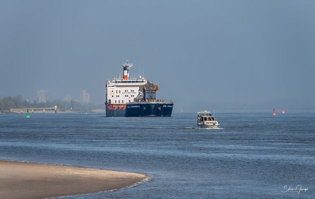 Leichter Morgendunst liegt über der Weser