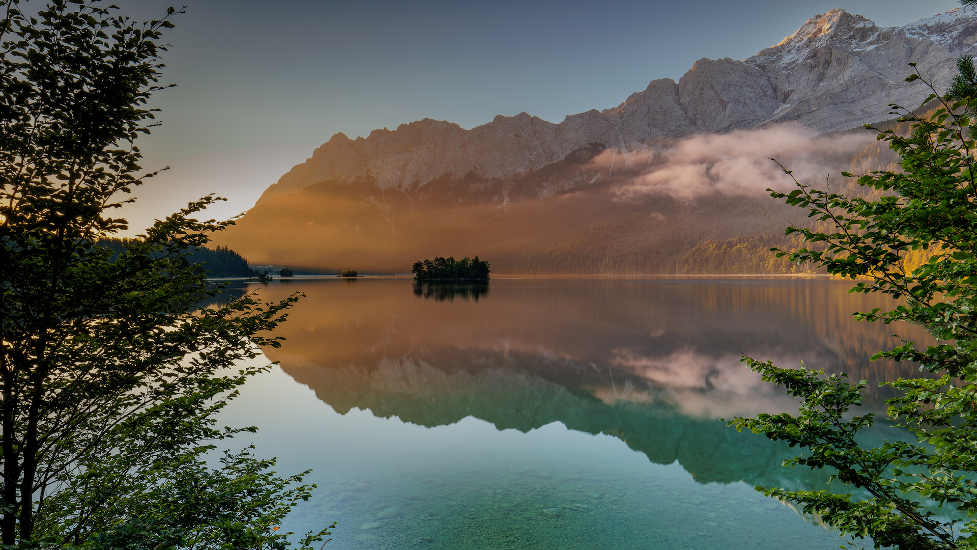 leichter Morgennebel über dem Eibsee