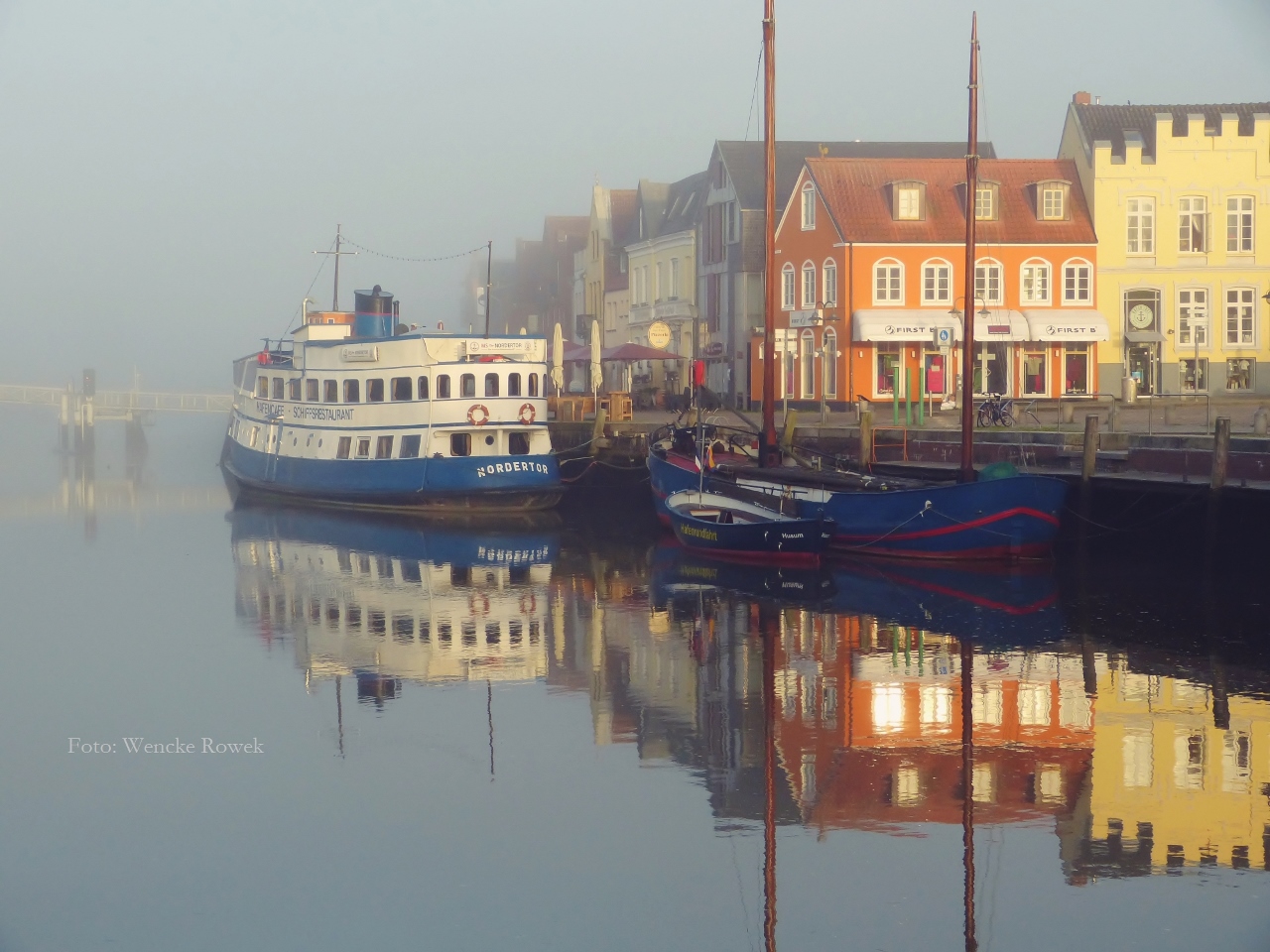 Leichter Nebel über dem Hafen