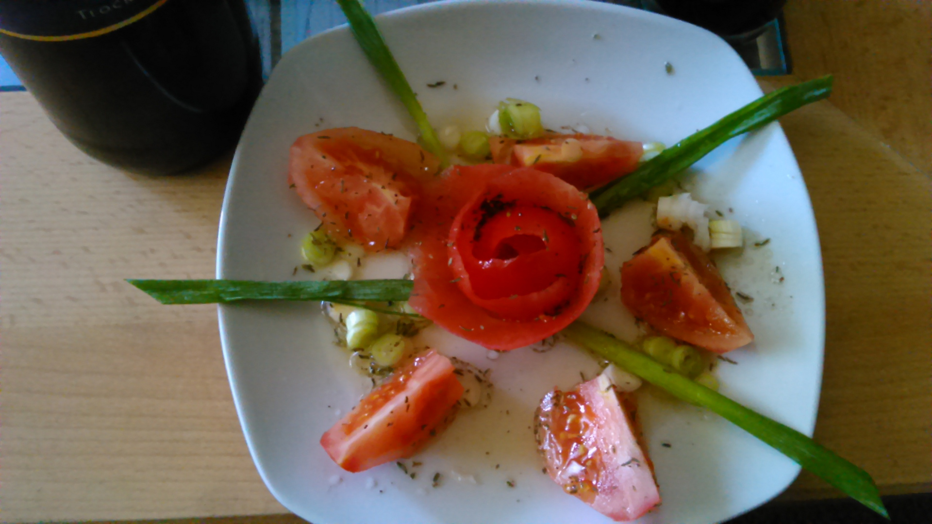 leichter Salat mit Tomate und Rose aus einer Tomate