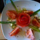 leichter Salat mit Tomate und Rose aus einer Tomate