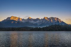 Leichtes Alpenglühen am Karwendelgebirge