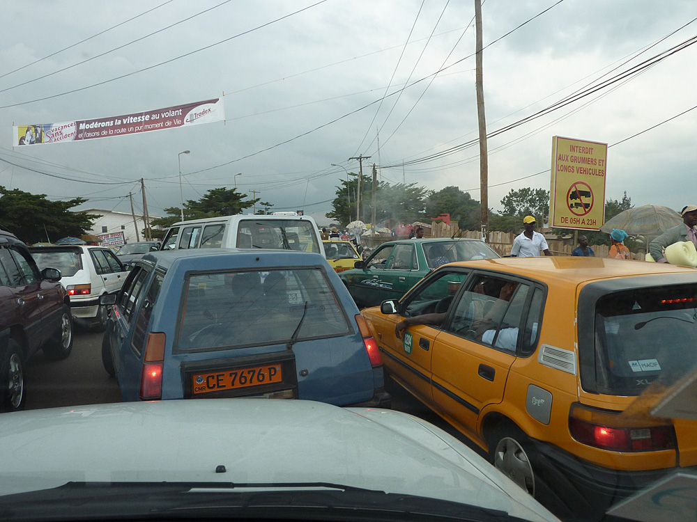 Leichtes Verkehrsaufkommen in Yaounde / Cameroon