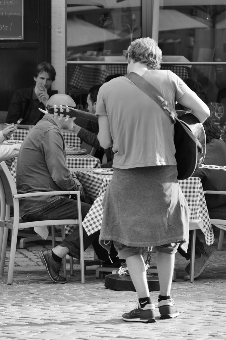 Leidenschaftlicher Straßenmusikant