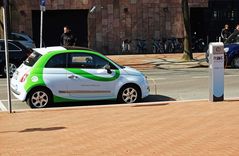 Leider noch zu selten im Stadtbild: Ein Stromer wird geladen