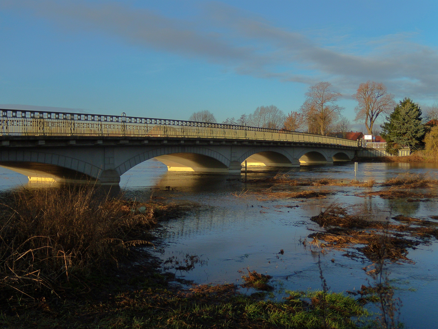 Leinebrücke im Hochwasser bei Hollenstedt / Northeim .16.01.2011