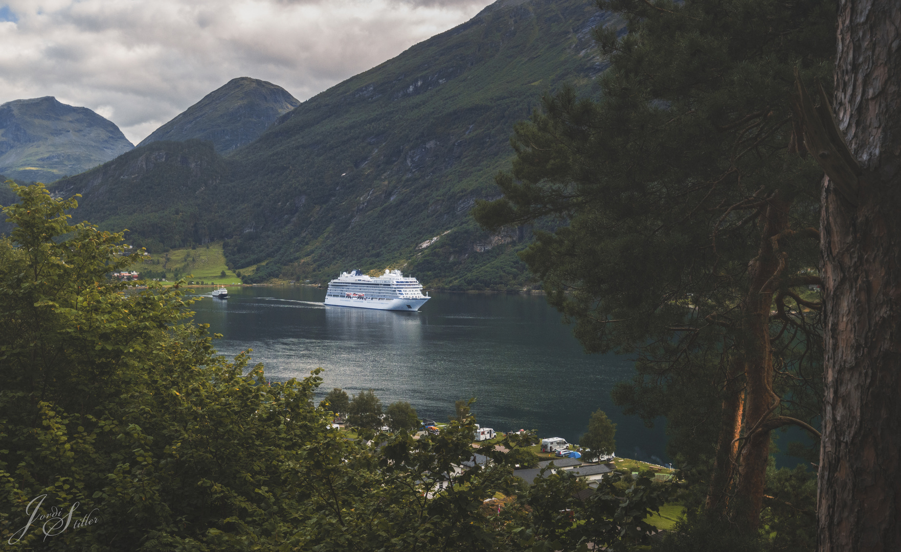 Leinen Los! - Kreuzfahrtschiff im Geiranger Fjord