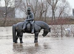 Leinenreiter-Denkmal bei Hochwasser in Rüsselsheim