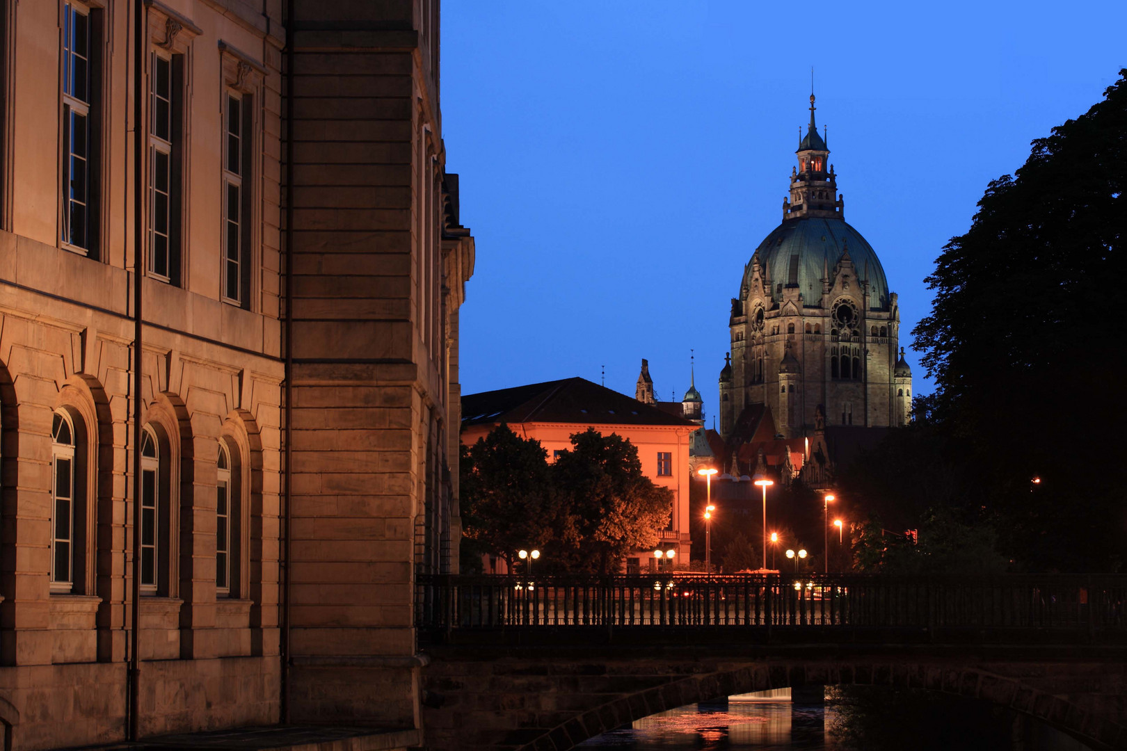 Leineufer bei Nacht