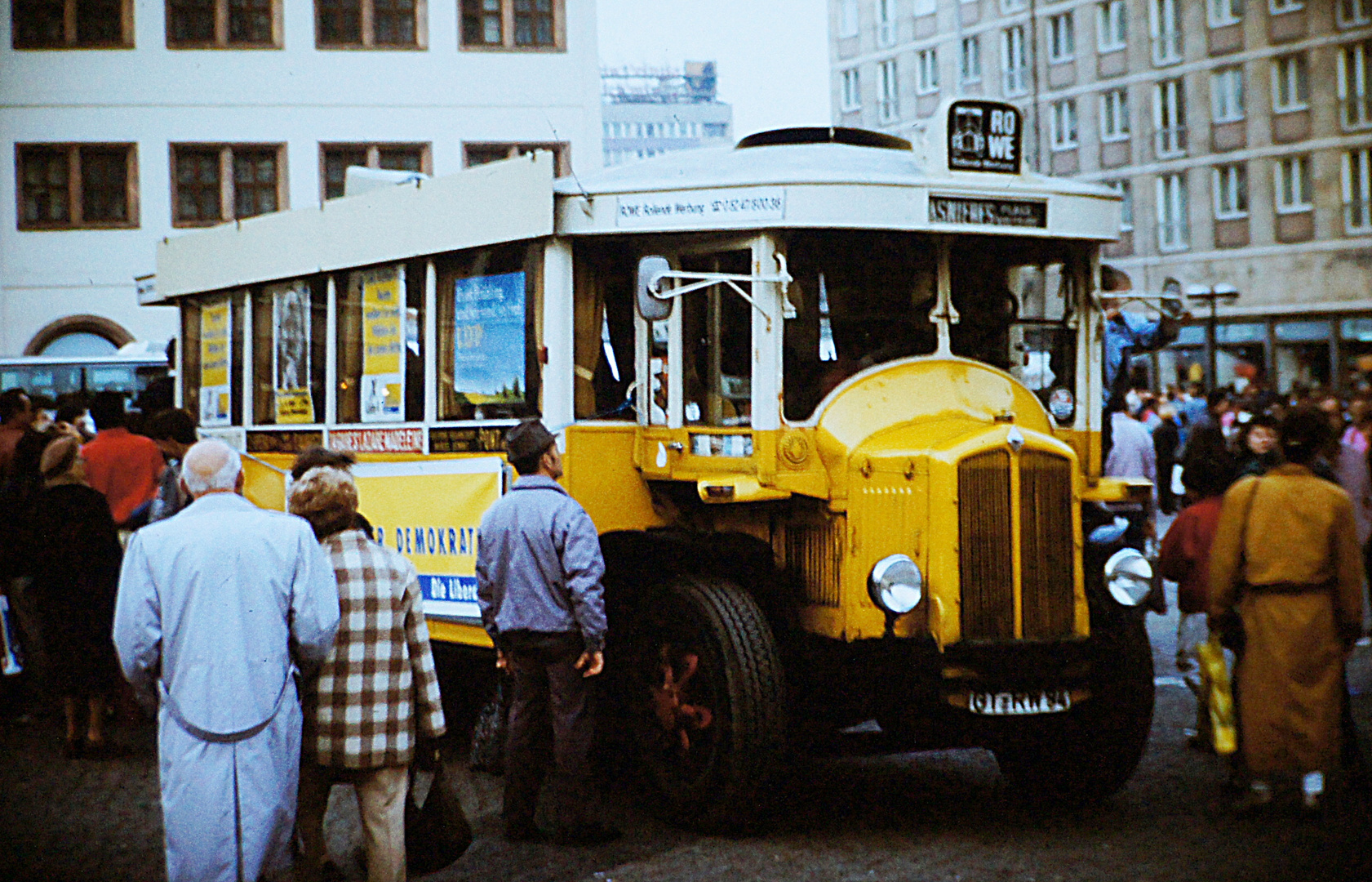 Leipzig, 16. März 1990: Genschers Wahlkampfbus