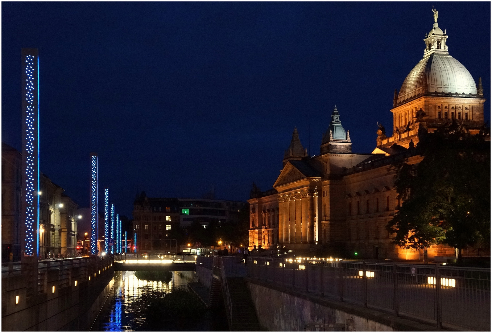 Leipzig gespiegelt- der freigelegte Pleiße-Mühlgraben.