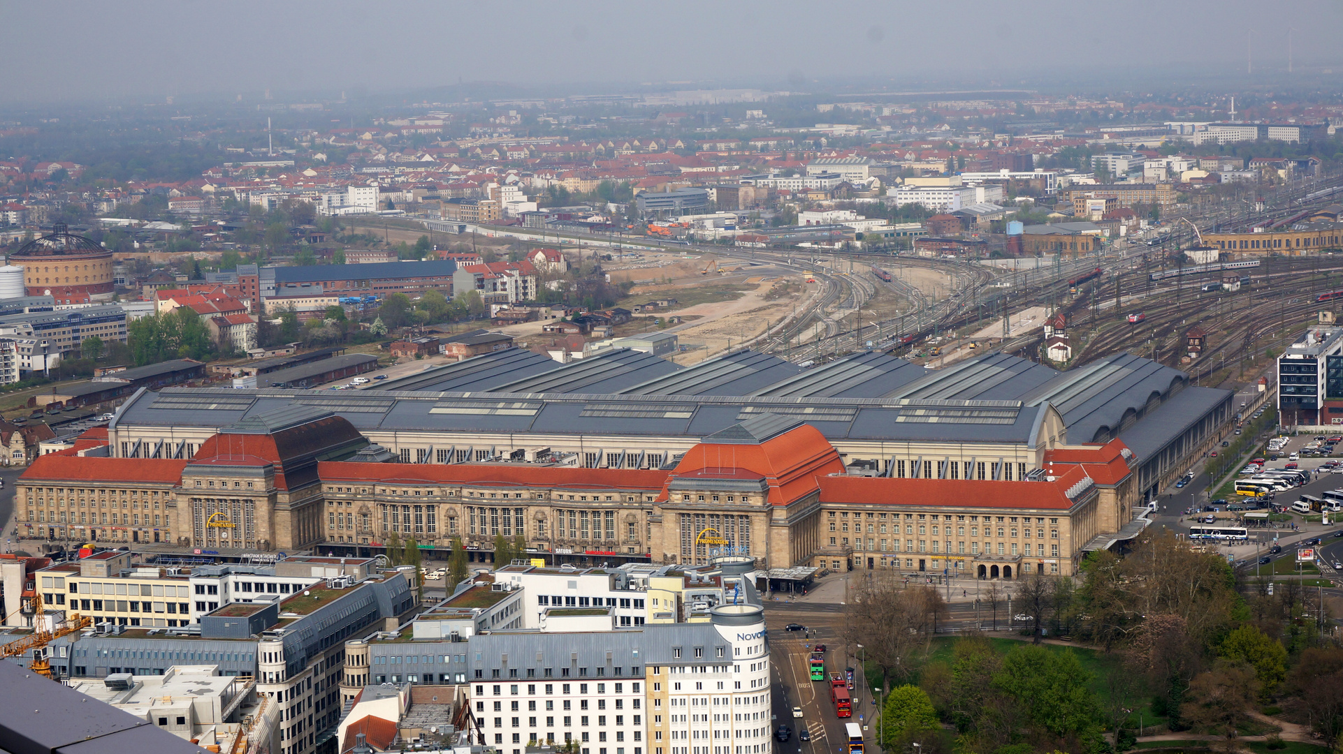 Leipzig Hauptbahnhof, innen als Einkaufszentrum sehr schöner gestalteter Bahnhof, einst Kopfbahnhof