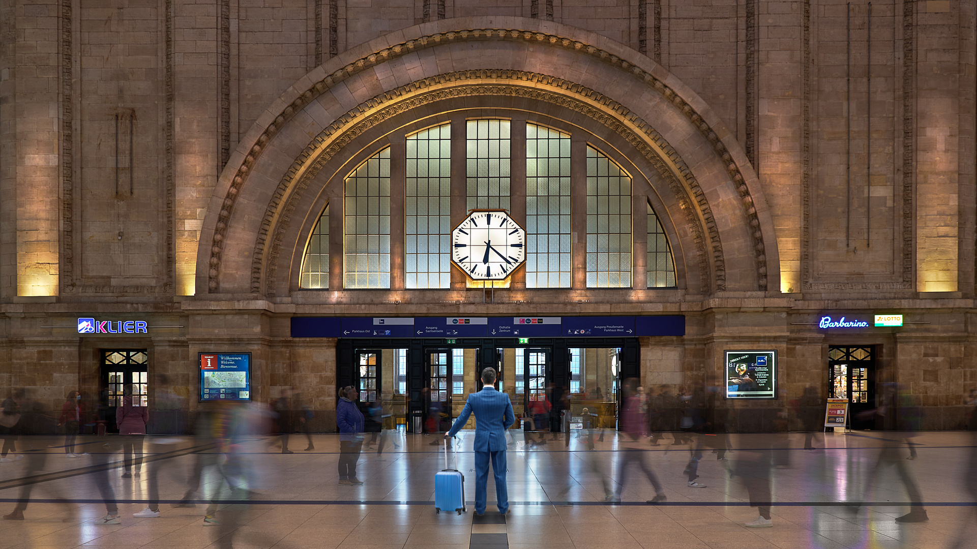 Leipzig Hauptbahnhof - Warten in der Bahnhofshalle