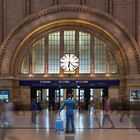 Leipzig Hauptbahnhof - Warten in der Bahnhofshalle