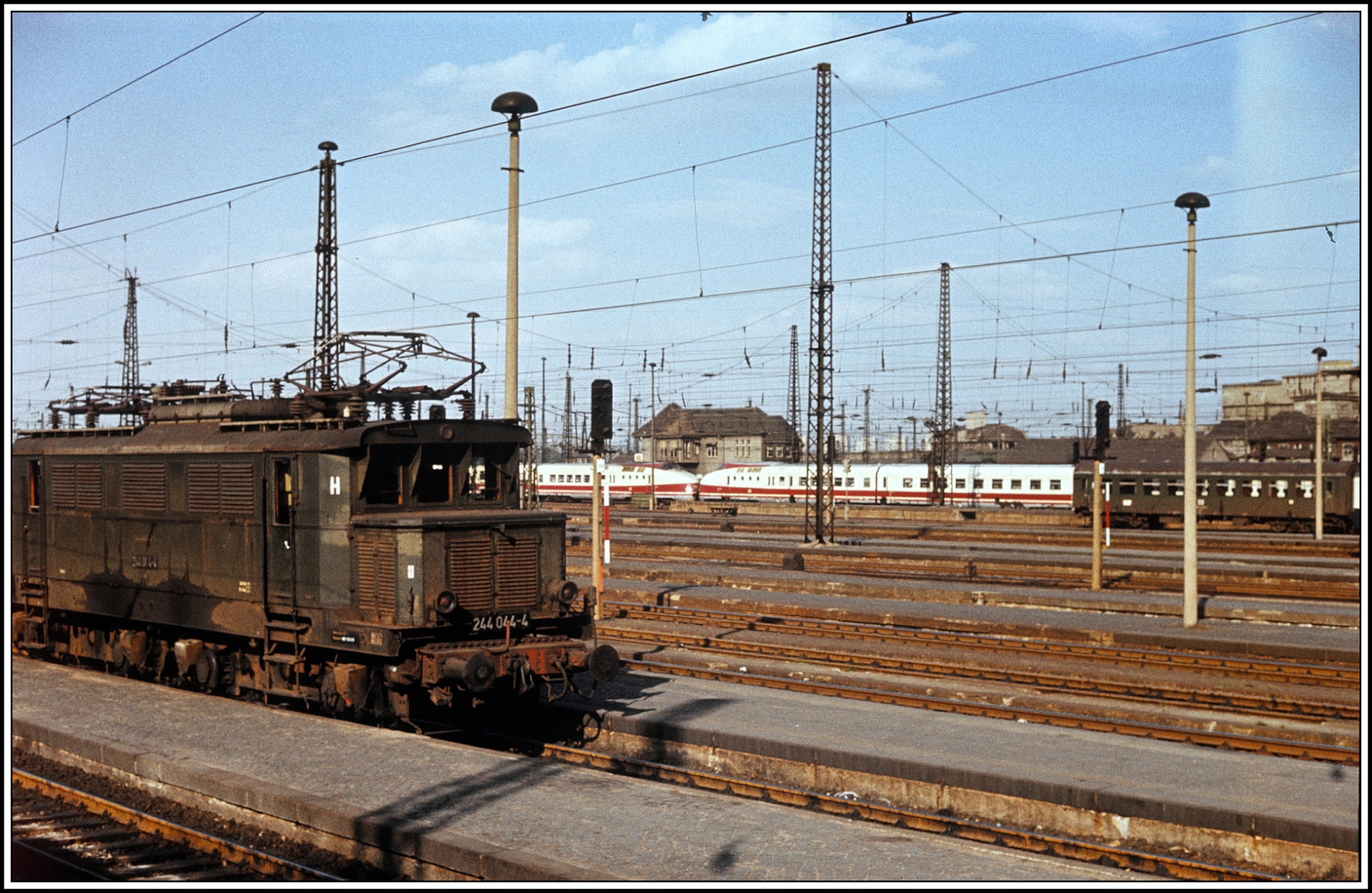 Leipzig Hbf. eine verschmutze E 44 und ein feiner VT 175