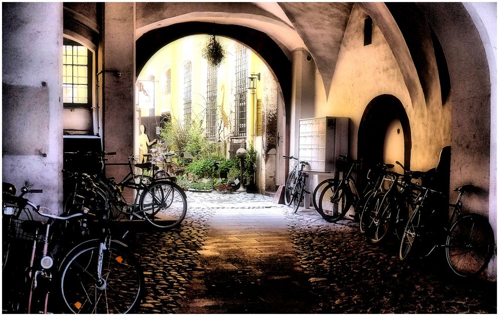 Leipzig Innenhof / Fahrräder Foto & Bild fenster