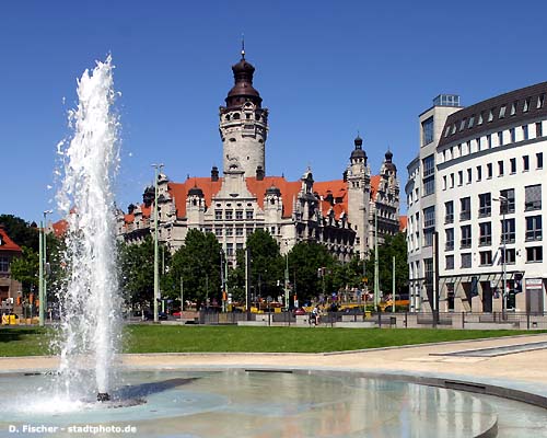 Leipzig, Neues Rathaus - mit Haak-Anlage und Springbrunnen.