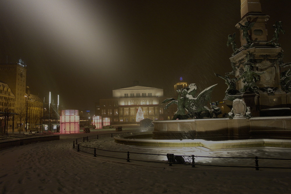 Leipzig `s Oper und Mendebrunnen im Schnee