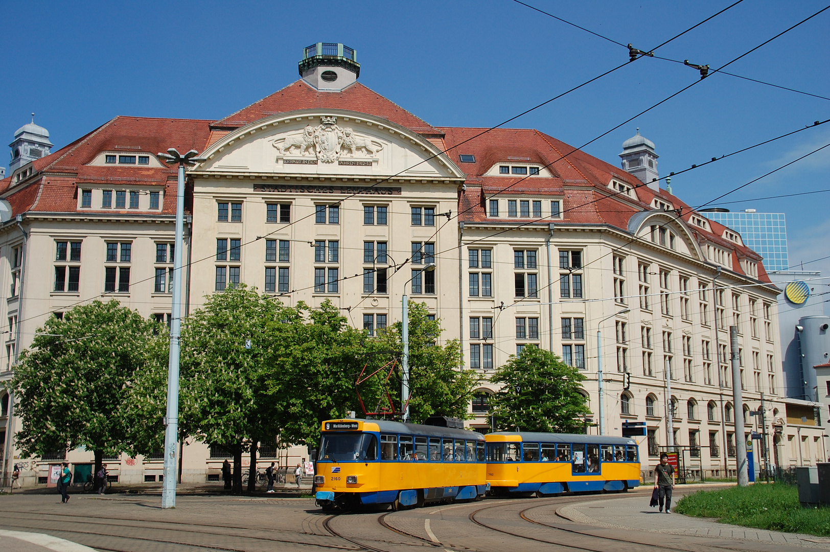 Leipzig, vor dem Finanzamt...