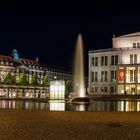 Leipziger Augustusplatz mit Brunnen bei Nacht