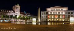 Leipziger Augustusplatz mit Brunnen bei Nacht