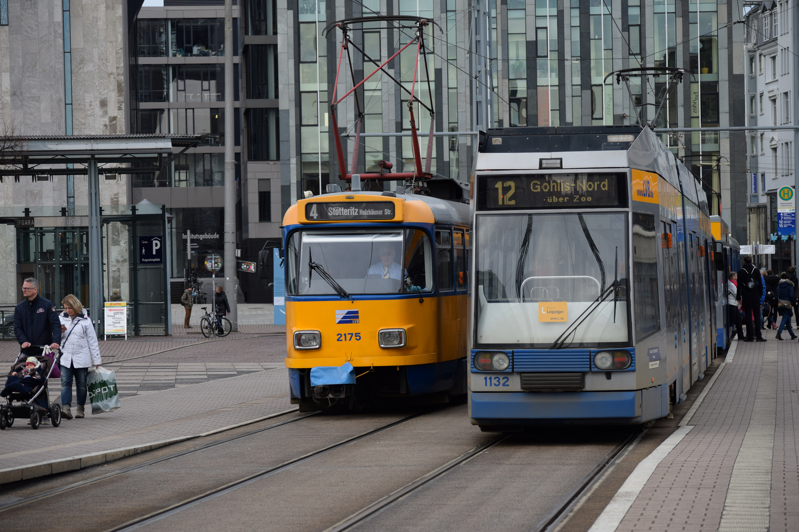 Leipziger Straßenbahn NGT8 und T4DM1 #1132 u. #2175