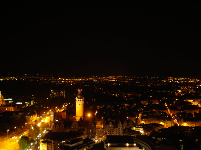 Leipzigs Skyline bei Nacht zum Lichtfest am 9. Oktober 2009