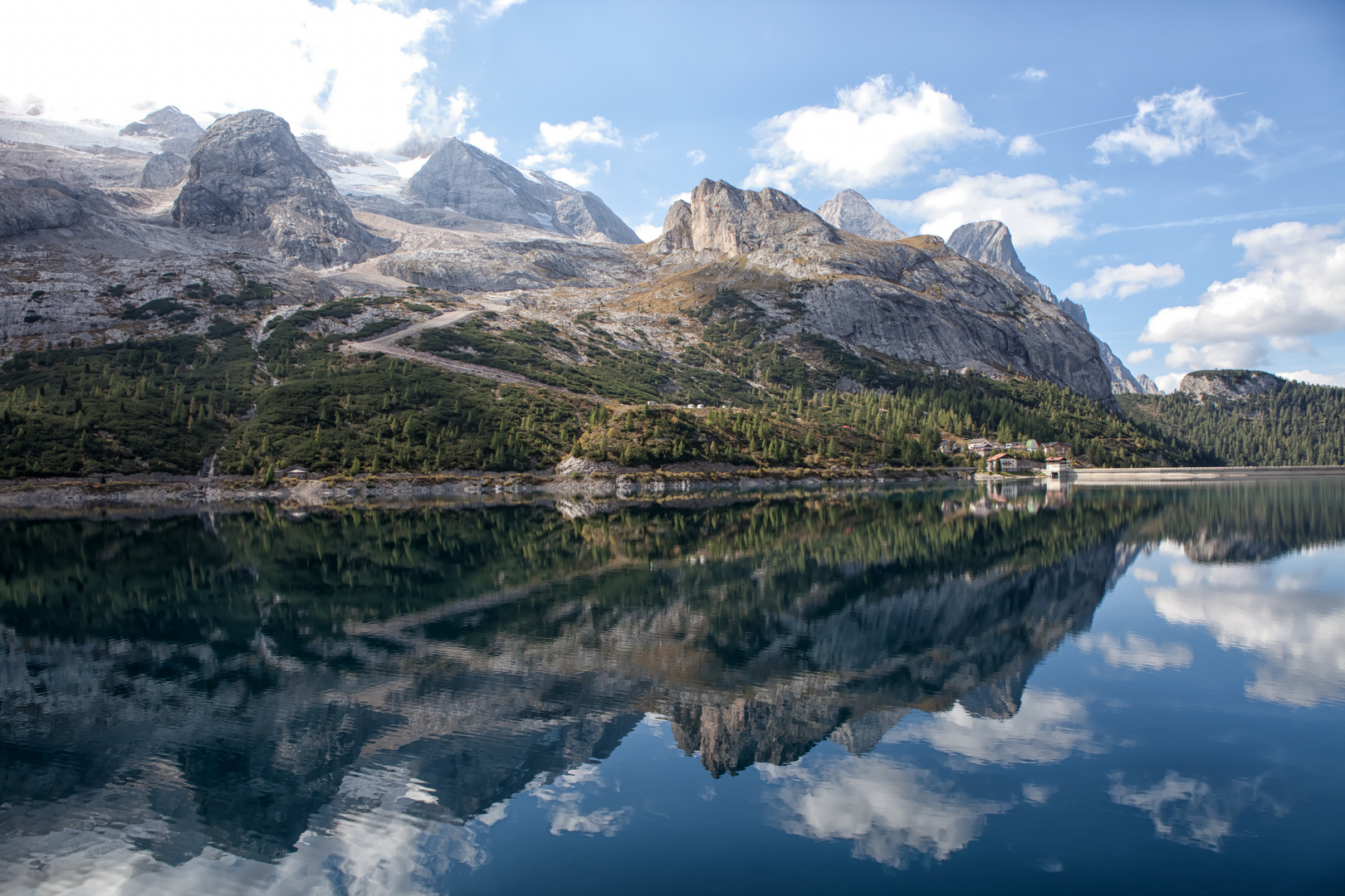 Leise spiegelt der See