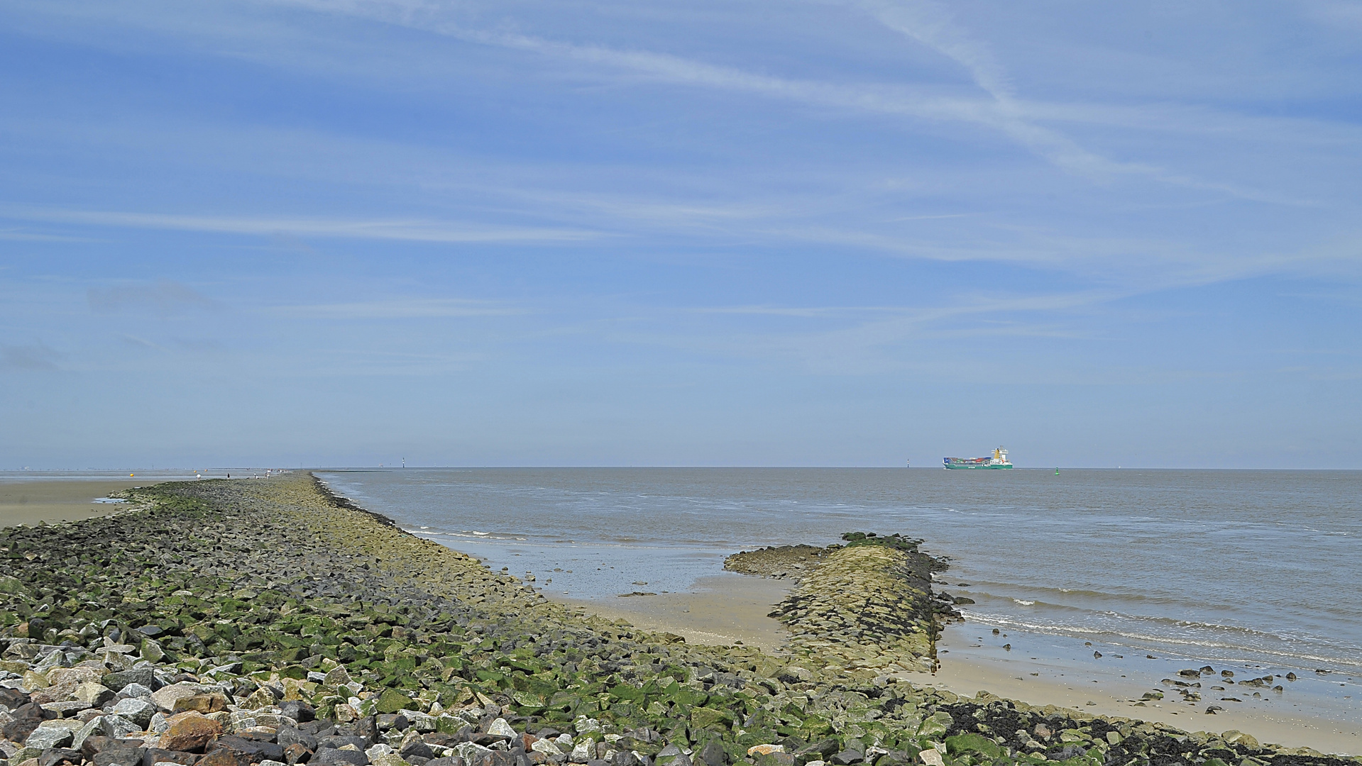 Leitdamm des Elbefahrwassers bei Cuxhaven zum Schutz gegen Verschlickung aus dem Watt