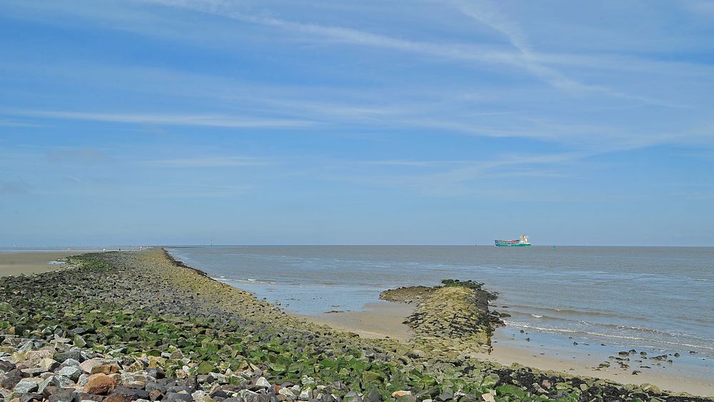 Leitdamm des Elbefahrwassers bei Cuxhaven zum Schutz gegen Verschlickung aus dem Watt