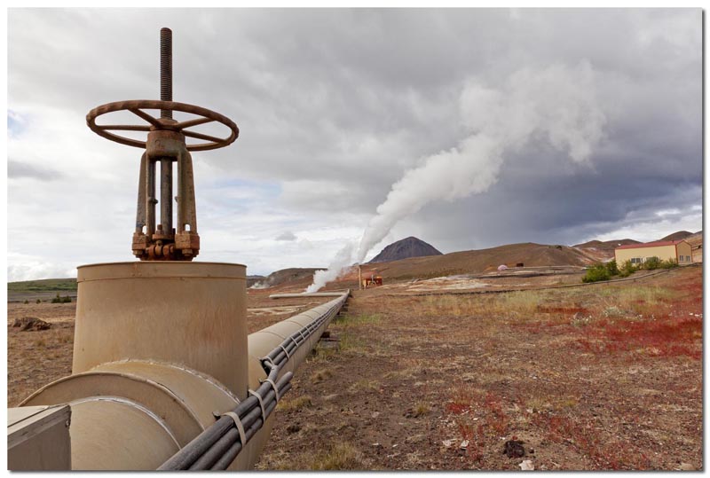 Leitungen im geothermischen Kraftwerk bei Myvatn (Island)