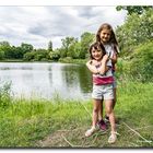 Lena und Laura am See