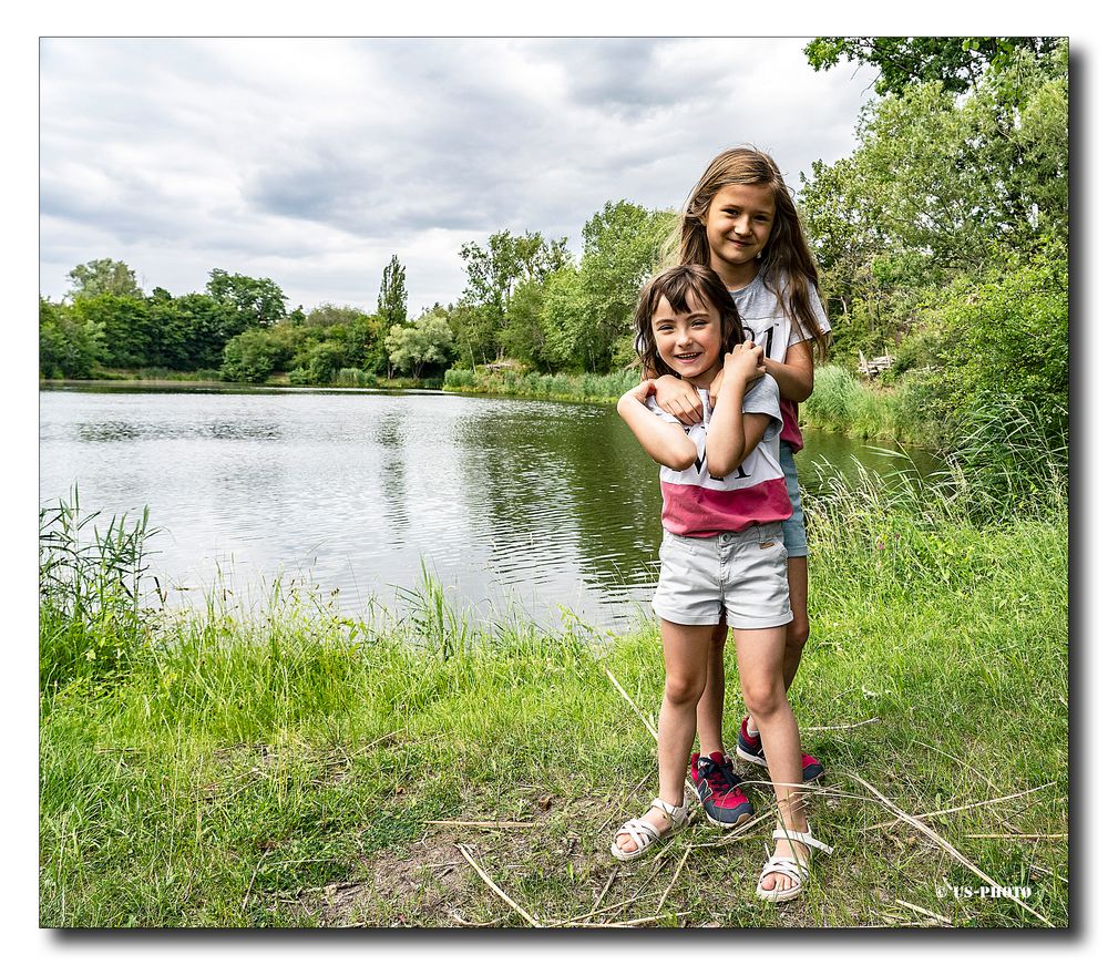 Lena und Laura am See