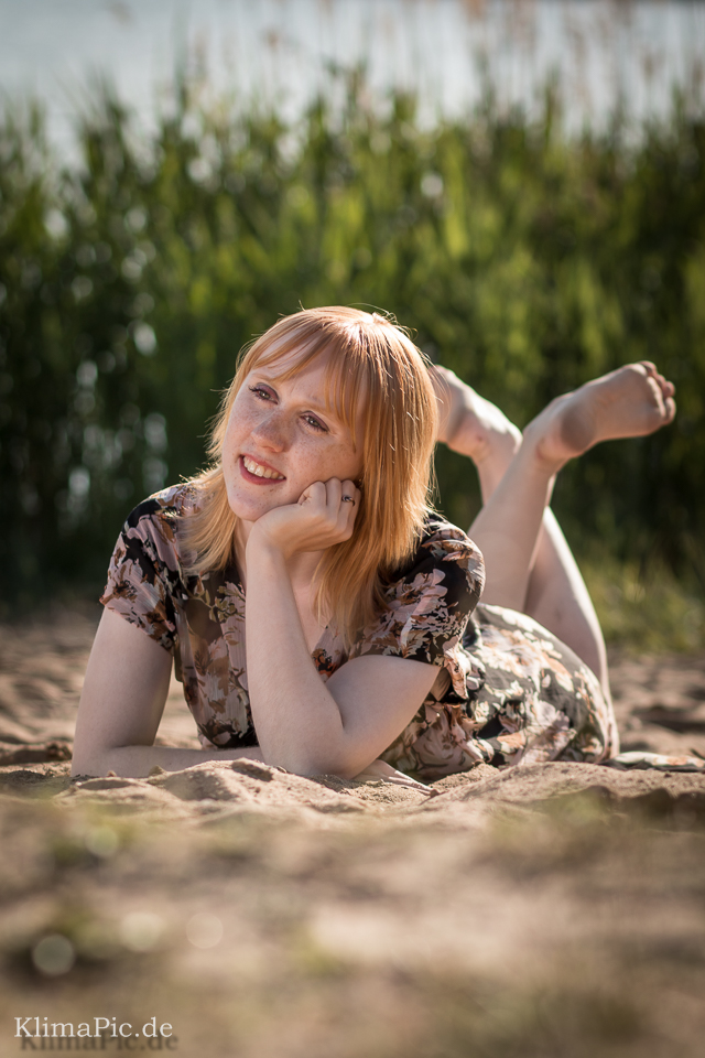 Lena verträumt am Strand