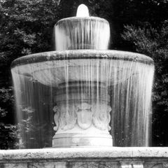 Lenbachplatz, mittels Brunnen architektonisch und touristisch aufgewertet