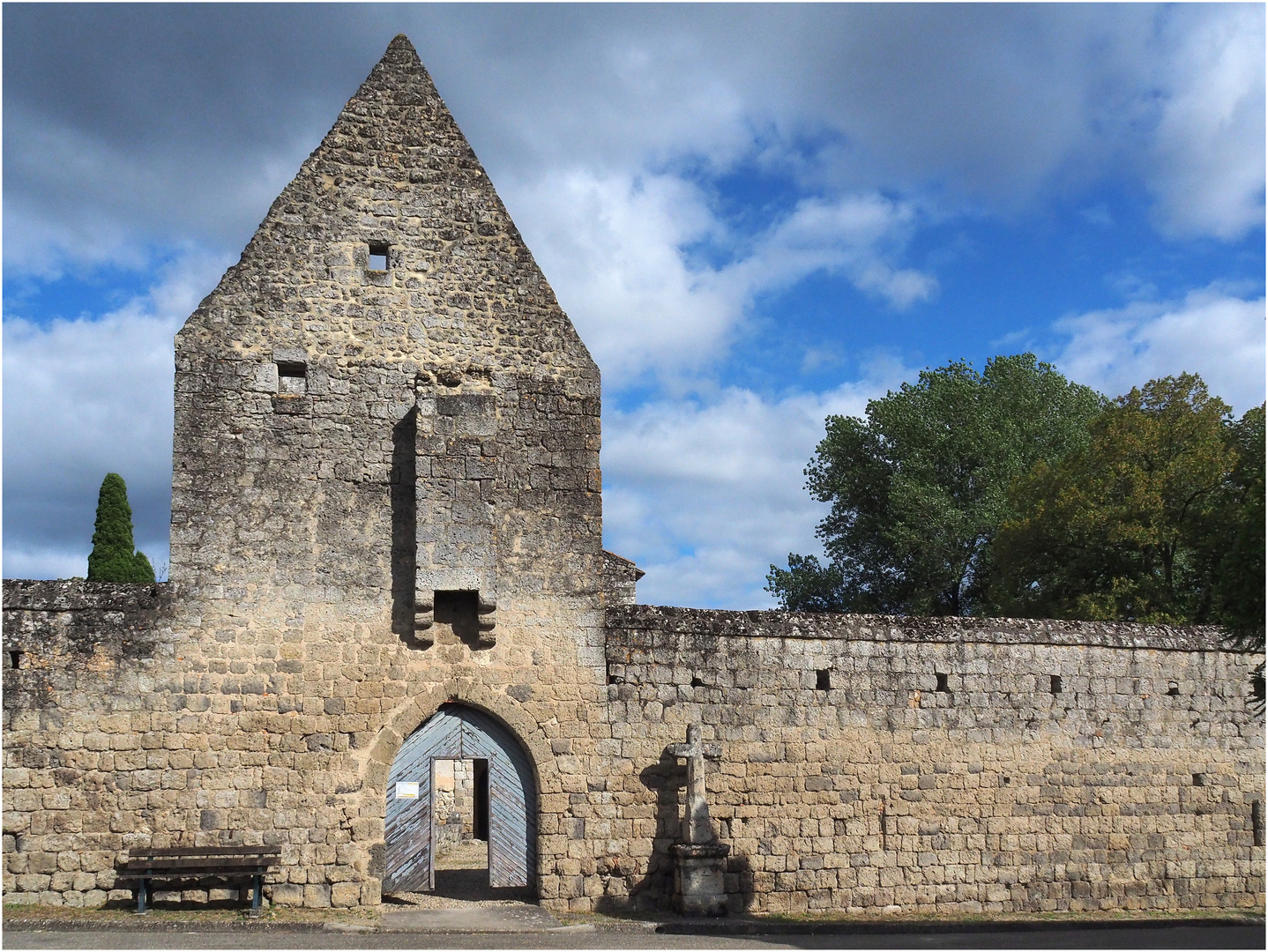 L’enceinte du cimetière et de l’Eglise Saint-Cyr