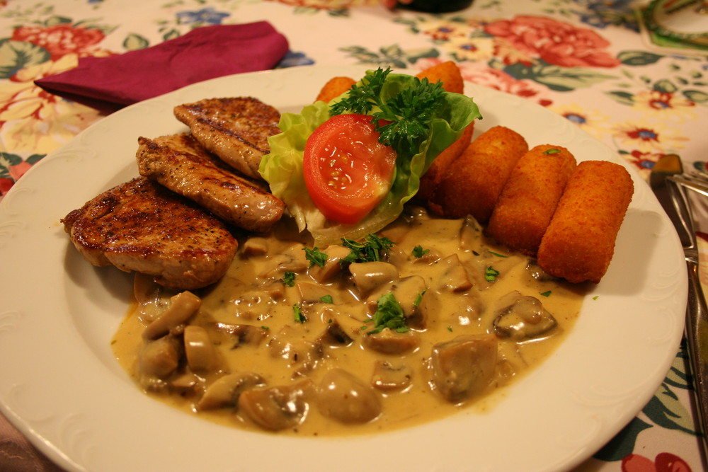 Lendchen mit Kroketten und Champignonsoße