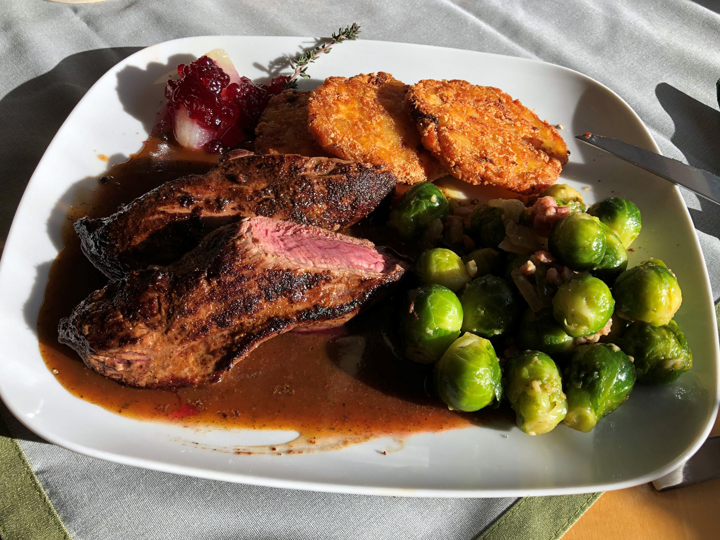 Lende vom Hirsch mit Rosenkohl und Rösti