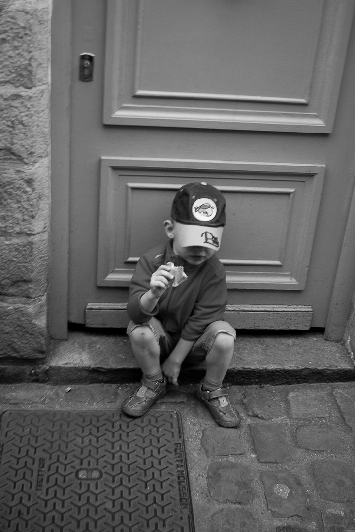 L'enfant assis sur la marche