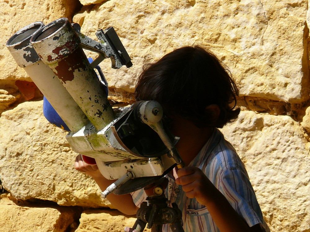 l'enfant aux jumelle