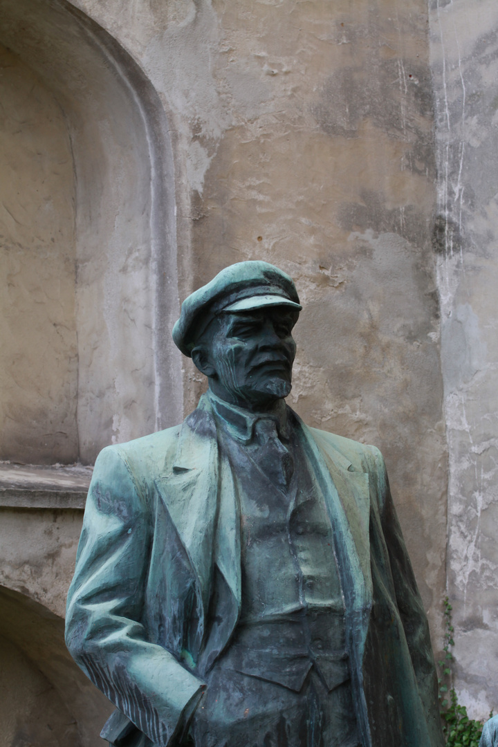 Lenin versteckt im Klostergarten von Eger