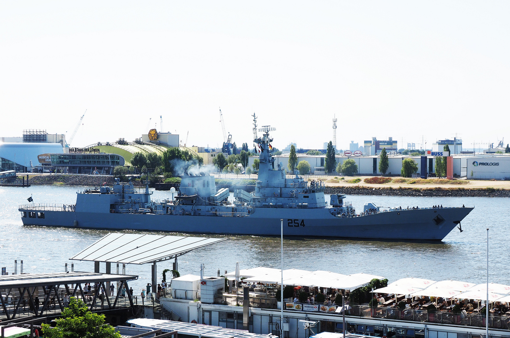 Lenkwaffenfregatte Aslat im Hamburger Hafen