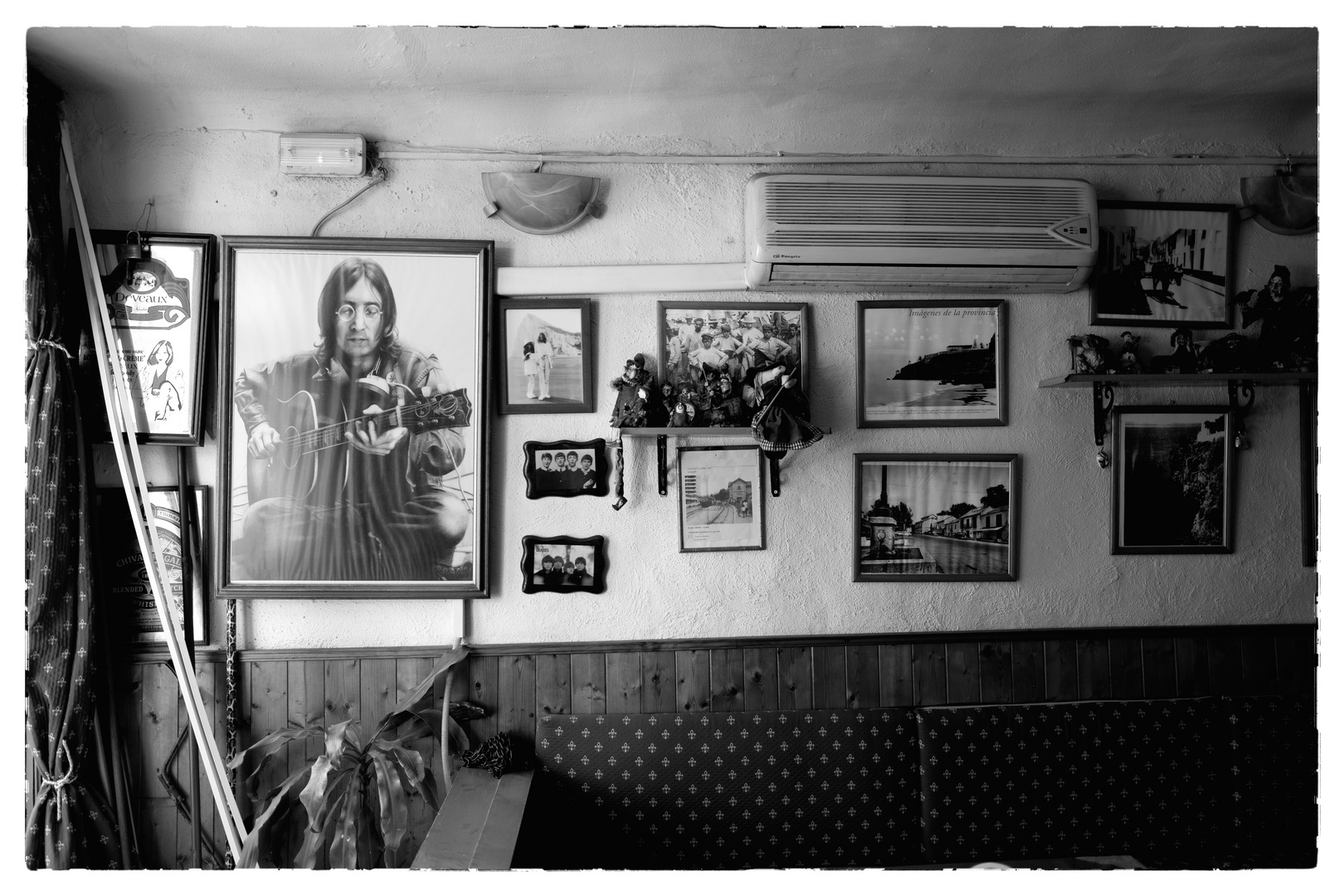 LENNON´S BAR