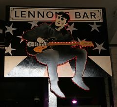 Lennon`s Bar