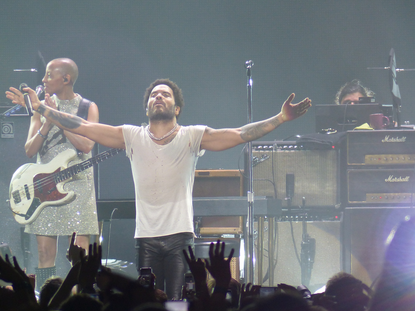 Lenny Kravitz und die Frau am Bass