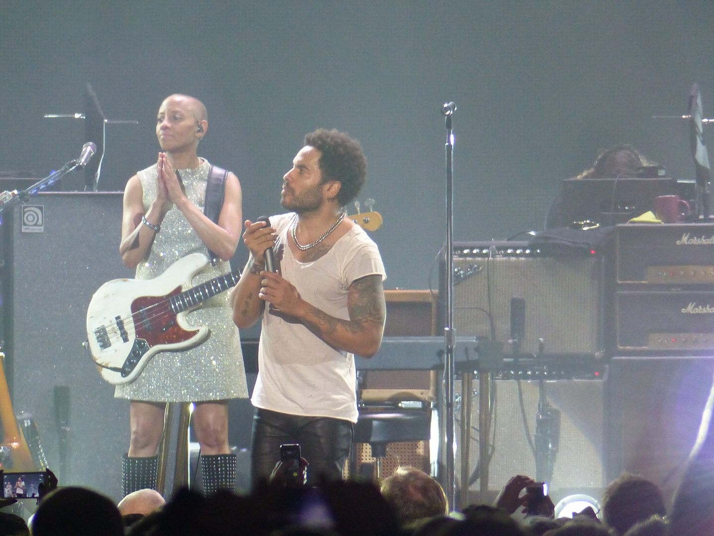 Lenny Kravitz und die Frau am Bass 3