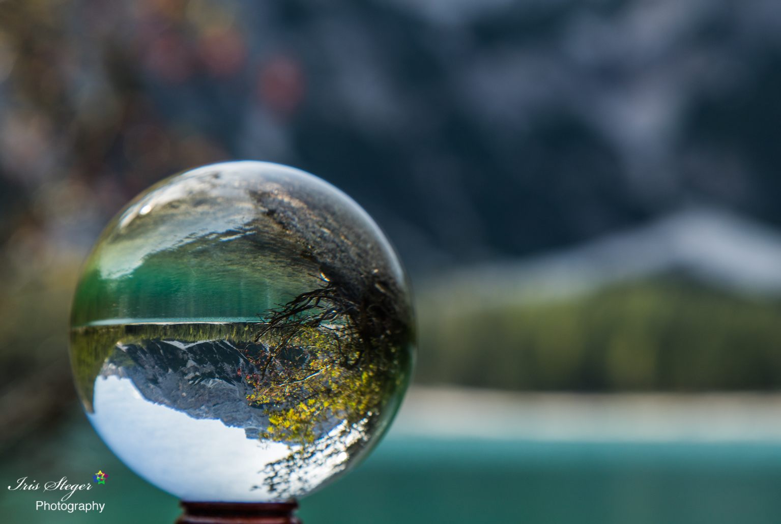 Lensball-Foto des Pragser Wildsee inkl. Bergpanorama