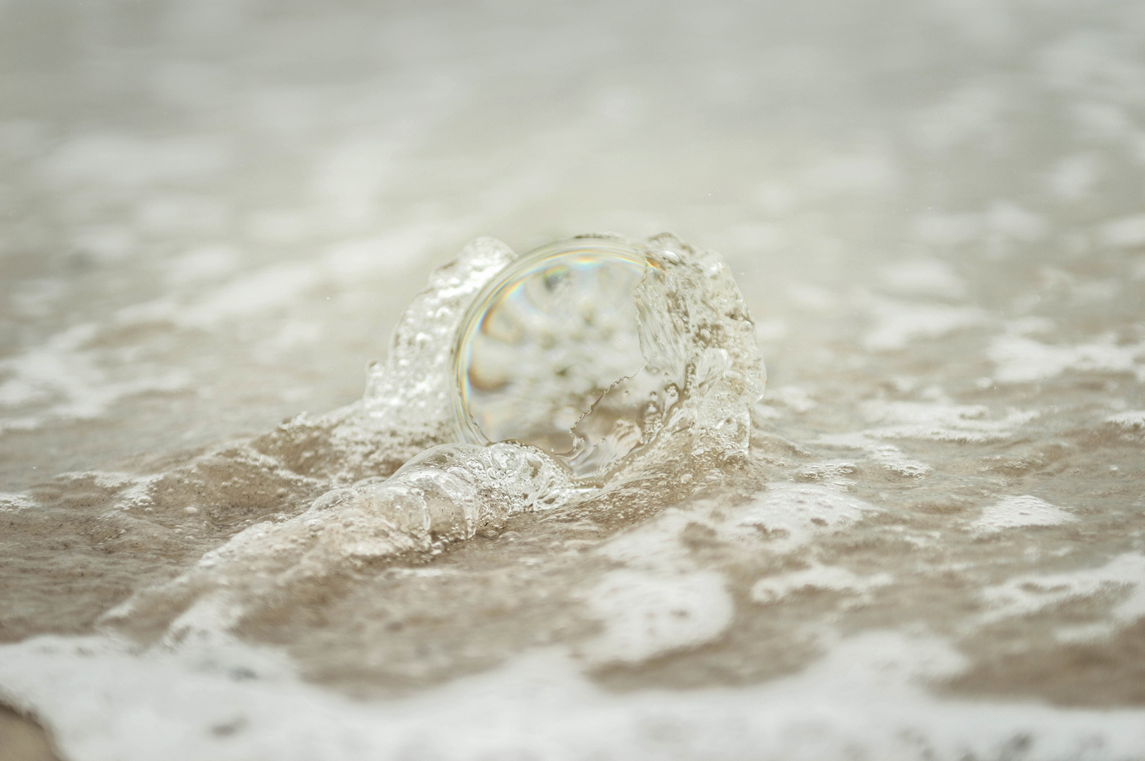 Lensball im Wasser