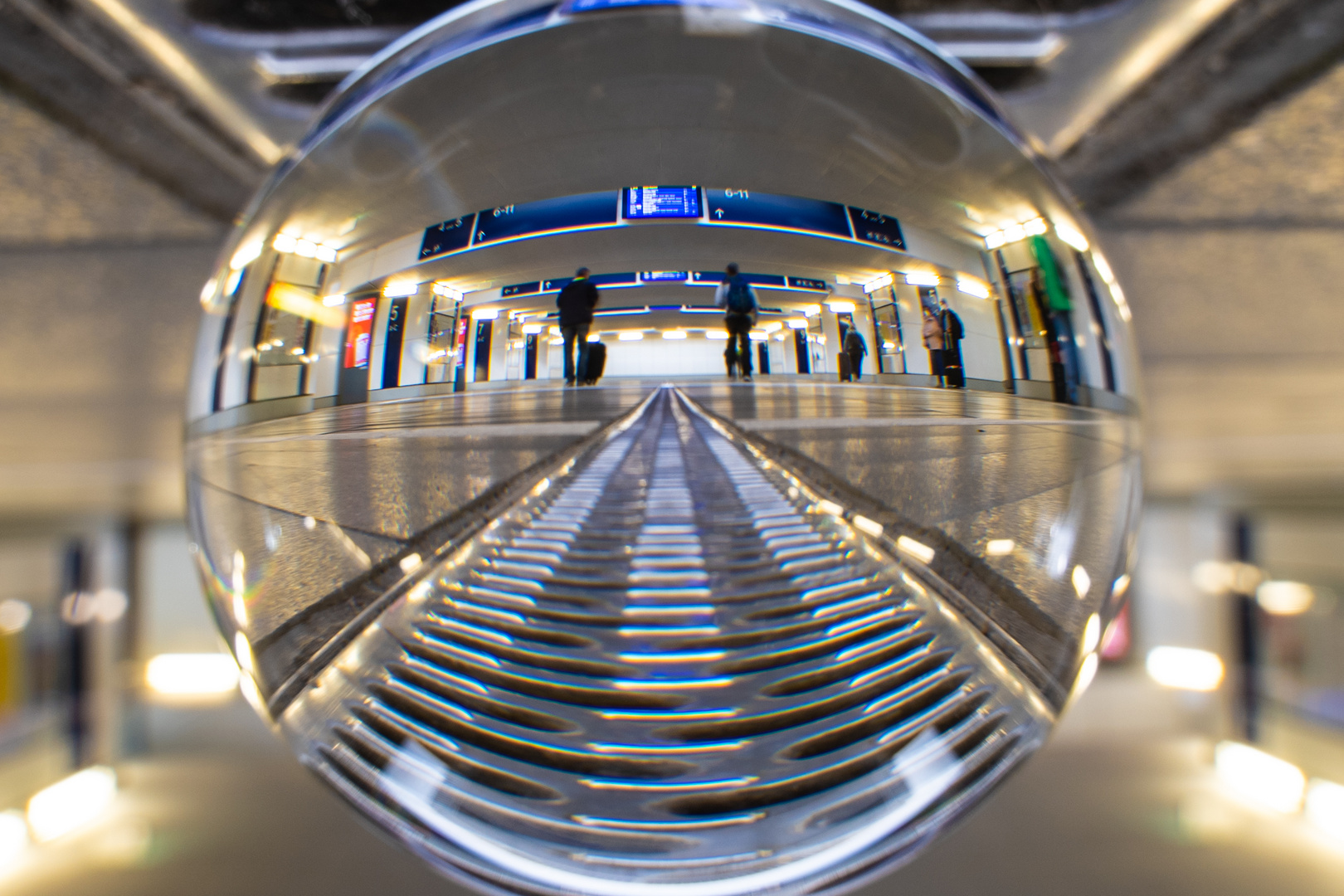 Lensball Menschen im Bahnhof