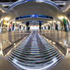 Lensball Menschen im Bahnhof